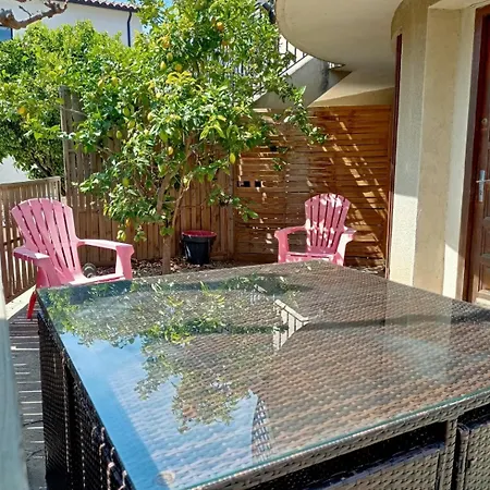 Appartement, Jardin, Piscine, à 15 Minutes Et Espagne *